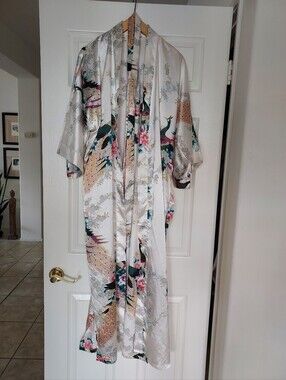 Kim + Ono Silk-Feel Peacock Print Kimono Robe in White , Beautiful, No Flaws